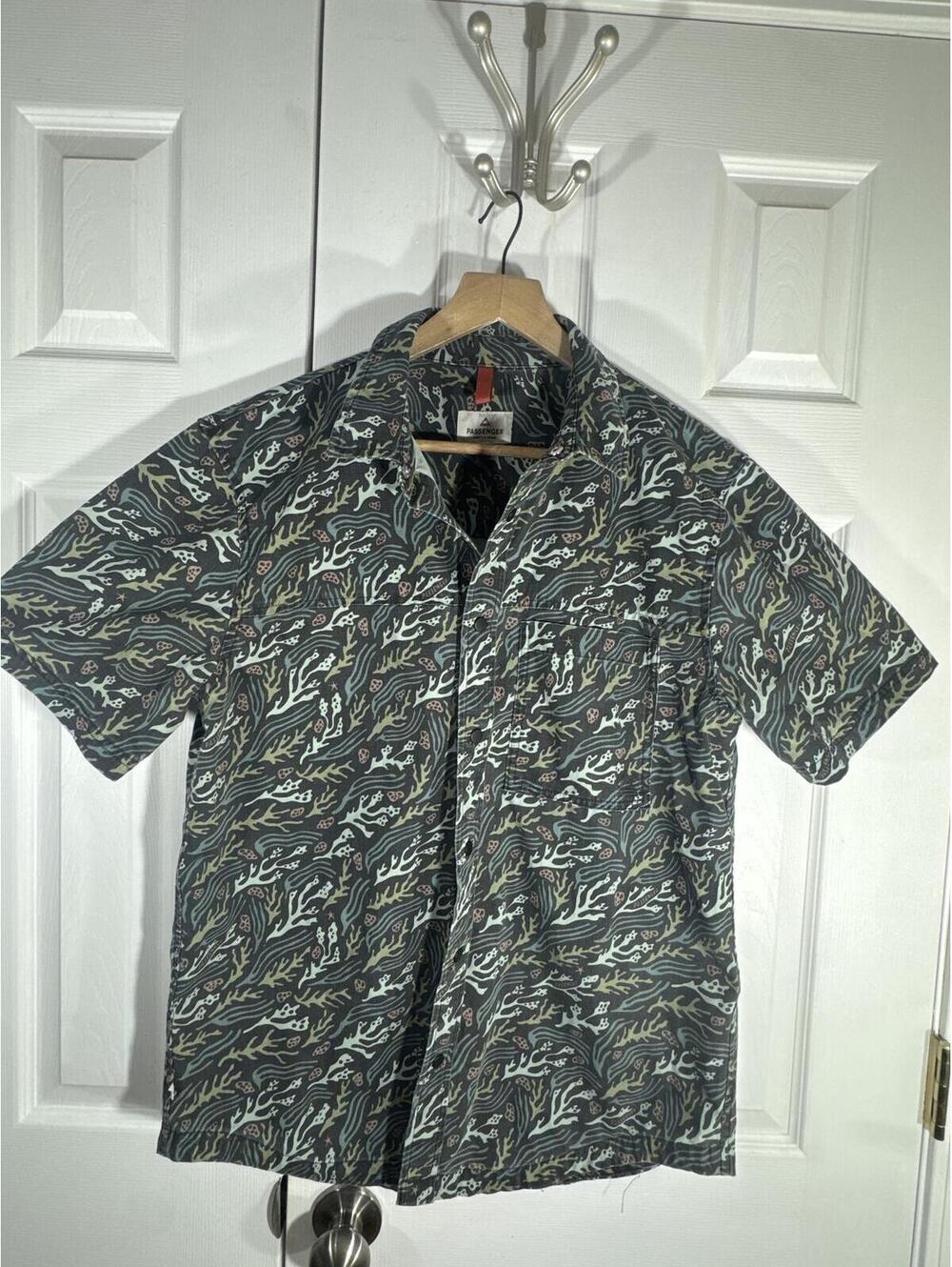 Passenger Men's Short Sleeve Button-Up Shirt Green/Black All
